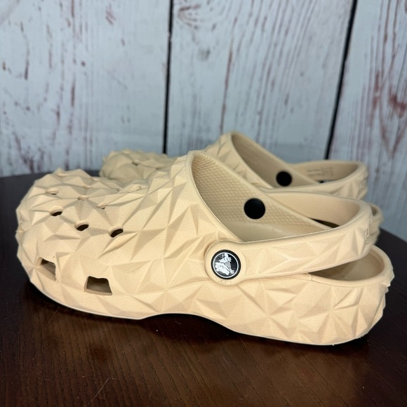 CROCS GEOMETRIC CLOG SHIITAKE nude/flesh color unisex style women’s size 7 GUC - Picture 10 of 16